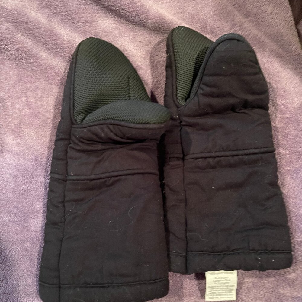 OUR TABLE black oven mittens with silicon palm, 5" wrist coverage, excellent